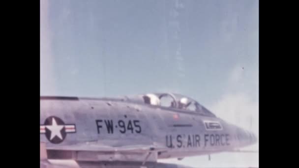 アメリカ空軍の戦闘機2機が軍用パイロットの視点から雲の中で一緒に飛行している 貴重な高品質のデジタル化と復元された歴史的な映像 1950年代北アメリカ — ストック動画