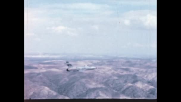 冷戦超音速ジェット戦闘機は デジタル化され 別の軍用パイロットによって作られた珍しいビデオで山の上を飛行中 アメリカ1950年代アメリカ空軍の北アメリカF 100スーパーセイバー — ストック動画
