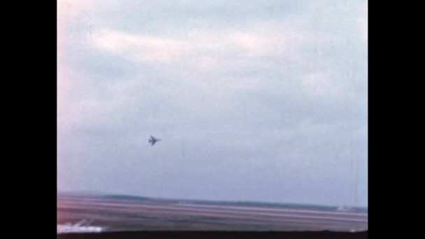 アメリカ空軍の戦闘機は空軍基地の空で戦闘操縦を行う 高品質のデジタル化と復元されたビデオ アメリカ1950年代北アメリカF 100超音速ジェット戦闘機 — ストック動画