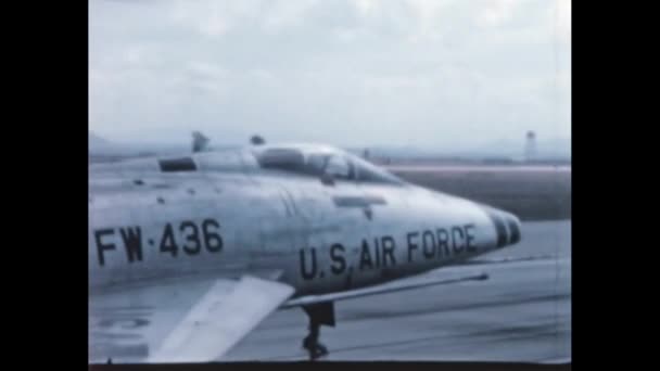 Bir Usaf Savaş Uçağının Bir Pilottan Kalkış Sırasında Başka Bir — Stok video