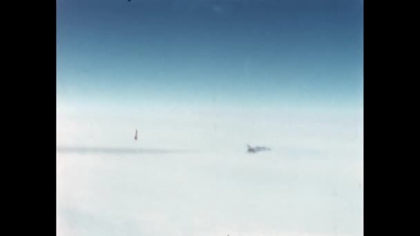 越战的喷气式战斗机在云层上飞行 有一条白色的凝结轨迹 恢复了独特的高质量历史镜头 美国1950年代北美F 100超级剑超音速 — 图库视频影像