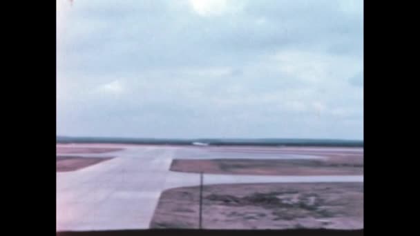 米国戦闘機は 他の戦闘機が駐車して冷戦の軍事空港に着陸します 高品質のデジタル化と復元された歴史的な映像 アメリカ1950年代北アメリカF 100スーパーセイバー — ストック動画
