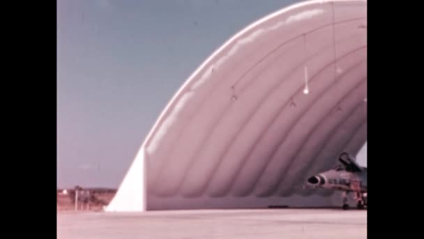美国空军的战斗机停在一个军事基地的机库里 美国空军 美国空军和北约其他空军的北美F 100超音速喷气式战斗机 — 图库视频影像