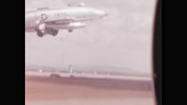 1950年飞行中的美国超音速拦截器的闭式录像 令人惊奇地恢复了由一名军事飞行员拍摄的16毫米的档案录像 美国1950年代北美F 100超级剑超音速 — 图库视频影像