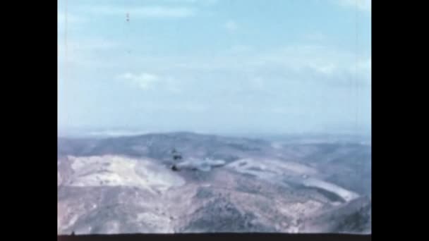 一队战斗机在高山上空飞行 由飞行员Pov恢复的罕见的存档视频 美国1950年代北美F 100美国空军超音速喷气式战斗机 — 图库视频影像