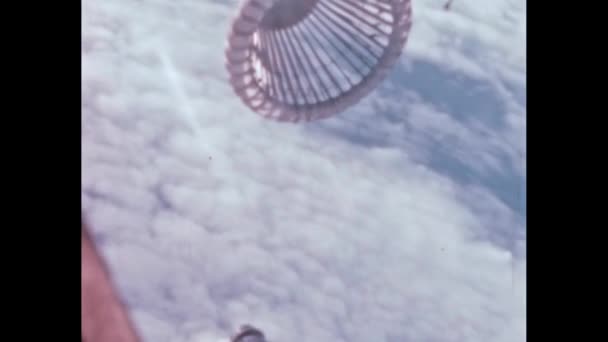 アメリカの戦闘機パイロットは燃料プローブに空気給油バスケットを挿入しようとします 珍しいハメ撮り視点映像 アメリカ1950年代北アメリカF 100超音速ジェット戦闘機 — ストック動画
