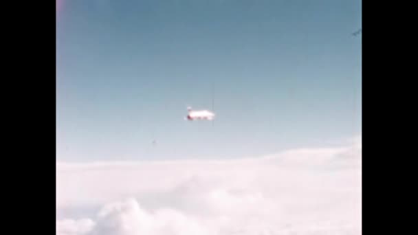 Gevechtsvliegtuig Van Vietnam Oorlog Tijdens Een Vlucht Boven Wolken Tijdens — Stockvideo