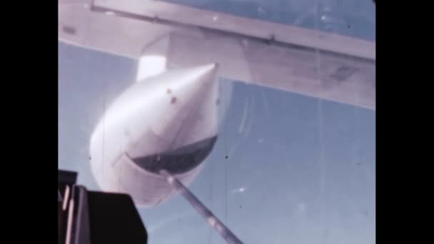 1950年代からアメリカの爆撃機の翼の下で飛行中の燃料補給のためのネックレスの閉鎖 アメリカ1950年代アメリカ空軍のF 100スーパーセイバー超音速ジェット戦闘機 — ストック動画