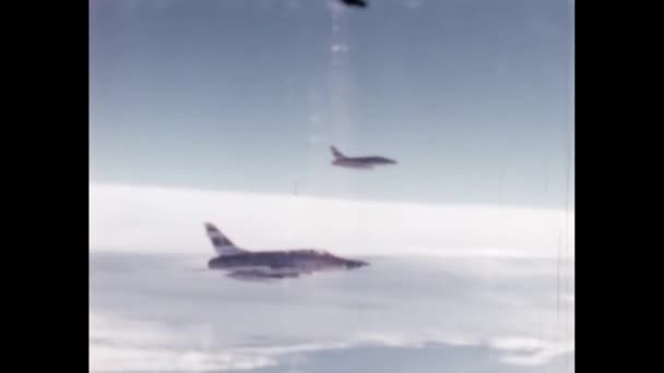 米国初の超音速迎撃機パイロットPovから雲の上を飛行中 貴重なドキュメンタリー映像が復元された アメリカ1950年代北アメリカF 100超音速ジェット戦闘機 — ストック動画
