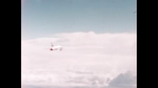 雲の上を飛行中のベトナム戦争時代のアメリカ空軍の戦闘機 デジタル化された希少な高品質の戦争映像 アメリカ1950年代北米F 100スーパーセイバー超音速ジェット戦闘機 — ストック動画