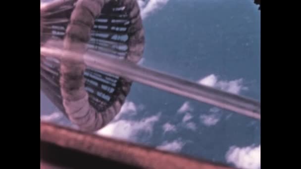 バスケットはパイロットの視点から飛行中の給油プローブに引っかかった 冷戦の珍しいビデオ アメリカ1950年代アメリカのF 100超音速ジェット戦闘機 — ストック動画