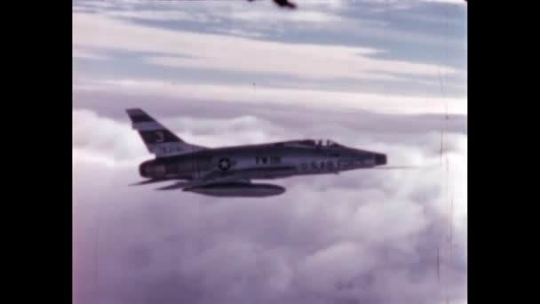 1950年代的军用超音速拦截器在云层上空飞行 由另一名飞行员拍摄 很少有高质量的恢复档案录像 美国1950年代北美F 100型超级剑超音速喷气机 — 图库视频影像