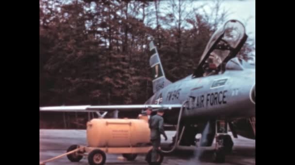 冷戦の外部発電機を搭載したアメリカの戦闘機は空軍基地に駐機した クローズアップビュー アメリカ1950年代北アメリカF 100スーパーセイバー超音速ジェット戦闘機連合 — ストック動画