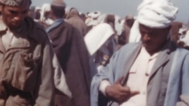 Maroko Islamic Arabic Man Talking Showing Stomache Walking High Temperature — Stock video