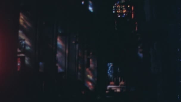 Interior Catedral María Nuestra Reina Oscuridad Coloridas Vidrieras Reflejan Las — Vídeos de Stock