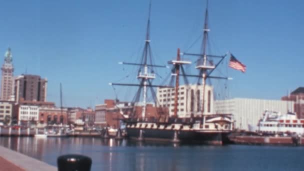 巴尔的摩内港全景视图 与美国的星座对接 蓝天映衬下的官方大楼 美国海军最后一次航行是军舰 1960年代罕见的历史镜头 — 图库视频影像