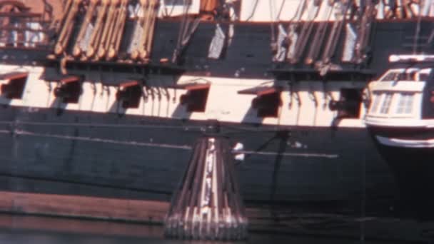 纵观巴尔的摩内港 背景是木制的战舰和具有历史意义的美国海军星座战舰 20世纪60年代的老旧影片 — 图库视频影像