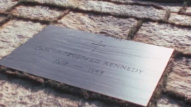John Fitzgerald Kennedy JFK Mezartaşı ve sonsuz alev. 1960 'da Arlington Ulusal Mezarlığı' nda öldürülen Başkan John Fitzgerald Kennedy ve ailesinin tarihi görüntüleri..