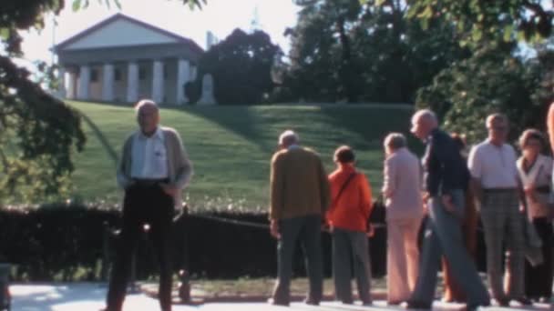 维吉尼亚阿灵顿国家公墓的游客背景是阿灵顿大厦 南军司令 国民罗伯特 爱德华 Robert Edward Lee 的历史性居所 — 图库视频影像