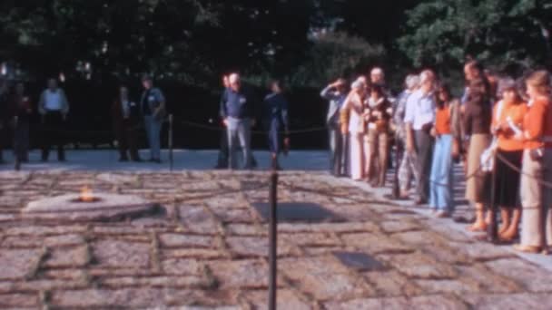 Visitantes Kennedy Gravesite Eternal Flame Vintage Footage Arlington National Cemetery — Vídeo de Stock