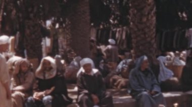 1950 'lerde ele geçirilen Fas El Jadida' nın günlük hayat sahneleri. Mazagan 'ın güçlendirilmiş bir şehri. Atlantik kıyısında bir liman şehri. Pazar yerinde yerel halk oturuyor..