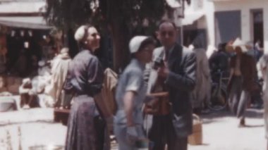 Fas 'ın El Jadida caddesindeki turistler ve yerliler. Fas 'ın Atlantik kıyısında büyük bir liman kenti ve turizm beldesi. 1950 'lerin eski arşiv görüntüleri.