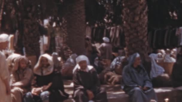 1950年代に撮影されたモロッコのエル ジャディダの日常生活シーン マザガンの要塞都市だ 大西洋岸の港町です 市場に座っている地元の人々 — ストック動画