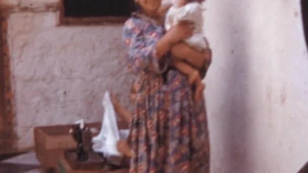 一个穿着传统服装的当地妇女抱着一个孩子 Jadida镇摩洛哥每天的生活场景 20世纪50年代葡萄牙强化港口城市视频 — 图库视频影像