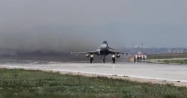 Bir Katar Emiri Hava Kuvvetleri Eurofighter Typhoon 'unun havalimanı pisti yakınlarındaki benzersiz, yakın bir pozisyondan havalanması heyecan verici. Bu askeri uçağın gücünün gökyüzüne doğru fırlatıldığını hissedin. Tam oldu.