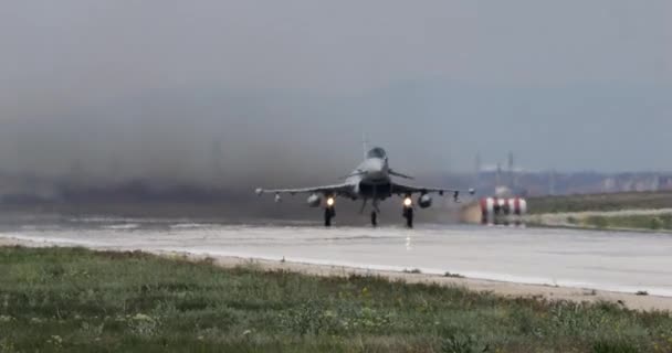 Bir Katar Emiri Hava Kuvvetleri Eurofighter Typhoon Unun Havalimanı Pisti — Stok video