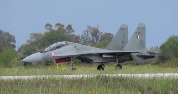 当一架俄罗斯制造的超可操纵灰色战斗机优雅地在军用机场滑行时 你会感受到令人敬畏的景象 这个视频展示了苏霍伊Su Flanker 一个可怕的 — 图库视频影像