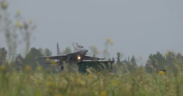 俄罗斯制造的战斗机在下雨天登陆 喷水并打开空气制动器 Sukhoi Flanker印度空军超音速拦截机 — 图库视频影像