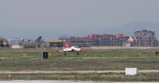 Urzekający Klip Przedstawiający Czerwono Biały Northrop Tiger Tureckiego Zespołu Akrobacyjnego — Wideo stockowe