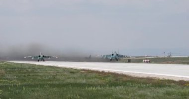 Azerbaycan Hava Kuvvetleri 'nden kalkan Sukhoi Su-25 Grach Frogfoot uçakları gibi nadir ve benzersiz ön cephe görüntüsü. Olağanüstü görüntüler, bu görüntülerin ham gücünü ve yoğunluğunu yakalar.