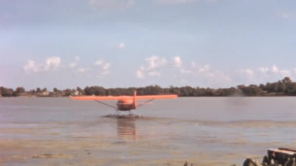 在阳光明媚的日子里 两栖的漂浮飞机或水上飞机降落在温尼巴戈湖的水面上 1960年代罕见的老式镜头 — 图库视频影像