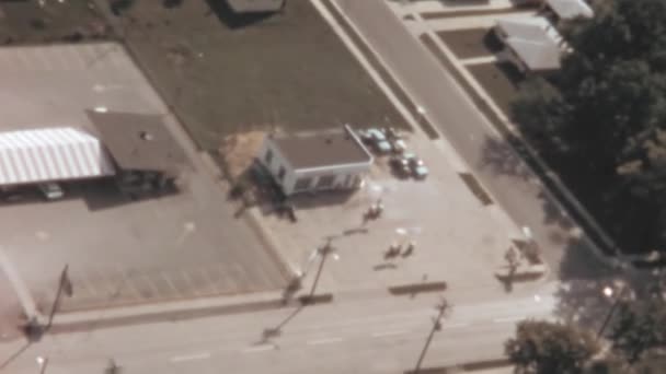 20世纪60年代威斯康星州Neenah的老式航拍照片 展示了市中心一个迷人的住宅区 从飞机上看到的房屋 描绘了那个时代的怀旧本质 — 图库视频影像