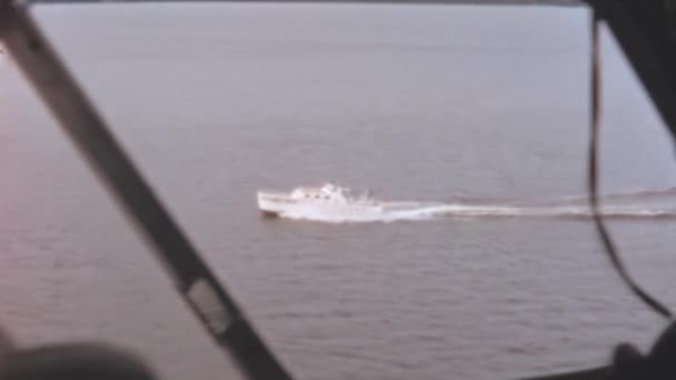 Αεροφωτογραφία Ενός Κρουαζιερόπλοιου Που Διασχίζει Λίμνη Winnebago Των Ηνωμένων Πολιτειών — Αρχείο Βίντεο