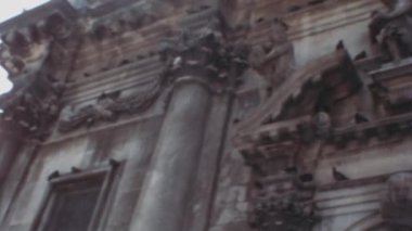 1970 yılında St Blaise Kilisesi Dubrovnik Hırvatistan 'ın Barok binasındaki Melek Heykeli' nin karmaşık ayrıntıları. 