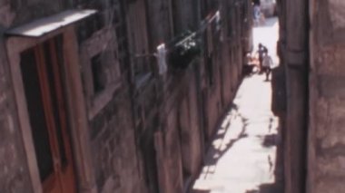 1970 'lerde Dubrovnik şehir merkezinde. Bu arşiv görüntülerinde tarihi binaların bulunduğu dar bir cadde görülüyor. Nostaljiyi tecrübe edin ve kendinizi bu şehrin zengin tarihine daldırın.