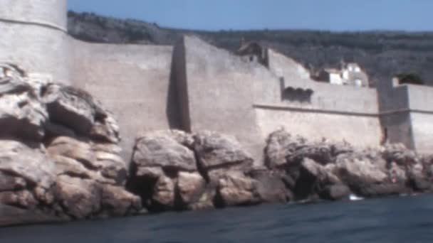 Stare Mury Miejskie Dubrowniku Chorwacja Widokiem Szerokie Otwarte Adriatyk Zwietrzałe — Wideo stockowe