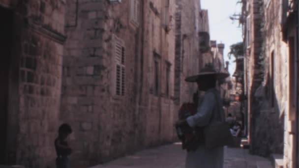 Een Vrouwelijke Toerist Een Lokale Jongen Beroemde Voetgangersweg Dubrovnik City — Stockvideo