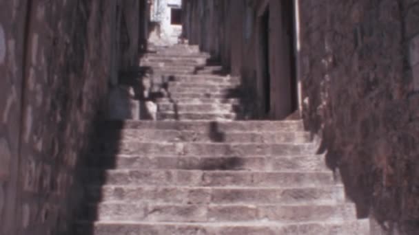 1970年代 杜布罗夫尼克市中心的一条狭窄街道 有楼梯 慢镜头 展示巴尔干战争前南斯拉夫和克罗地亚丰富的历史 — 图库视频影像