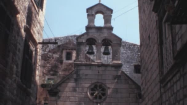 クロアチアのドゥブロヴニク旧市街の中心部にある有名な聖ニコラス教会の壮大な鐘楼 その独特の建築的魅力により 鐘楼はドゥブロヴニクの本質を捉えています — ストック動画