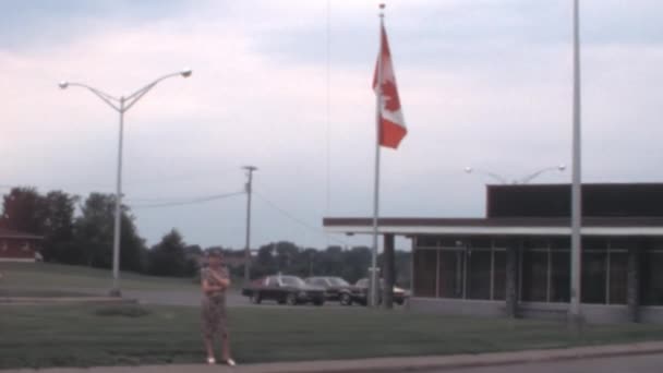 1970 Кадри Канадського Прапора Махав Вітром Межами Маленької Будівлі Старовинними — стокове відео