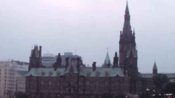 1970 Talets Film Den Kanadensiska Parlamentsbyggnaden Ottawa Kanada Molnig Dag — Stockvideo