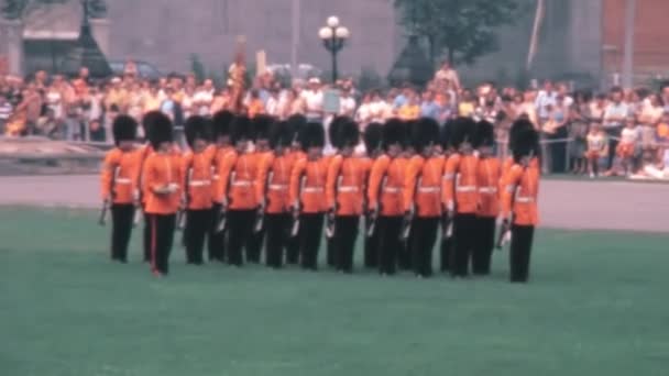Guardas Cerimoniais Canadenses Parados Cerimônia Década 1970 Ottawa Parliament Hill — Vídeo de Stock