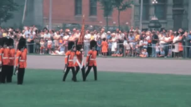 Three Soldiers Marching Together Carrying Flag 1970S Ceremony Ottawa Federal — Stok video