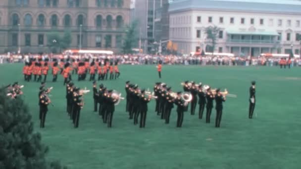 Group Soldiers Marching Sound Music Played Military Band 1970S High — Stok video