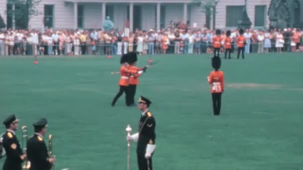 Guardia Ceremonial Policía Canadiense Rojo Con Sombrero Negro Marchando Solo — Vídeos de Stock