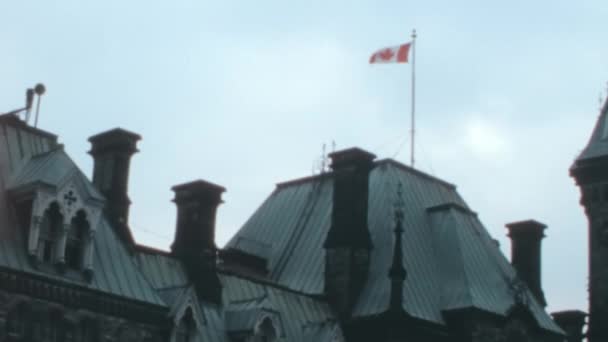 Bandeira Canadense Acenando Topo Edifício Parlamento Bloco Leste Ottawa Ontário — Vídeo de Stock